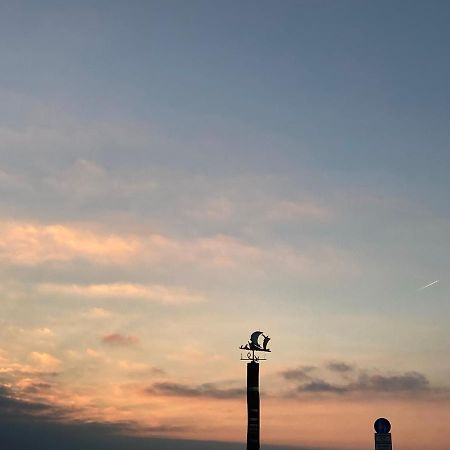 Gemütliche Wohnung mit Sonnenterrasse im blauen Holzhaus Husum  Exterior foto
