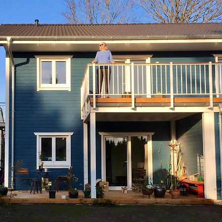 Gemütliche Wohnung mit Sonnenterrasse im blauen Holzhaus Husum  Exterior foto
