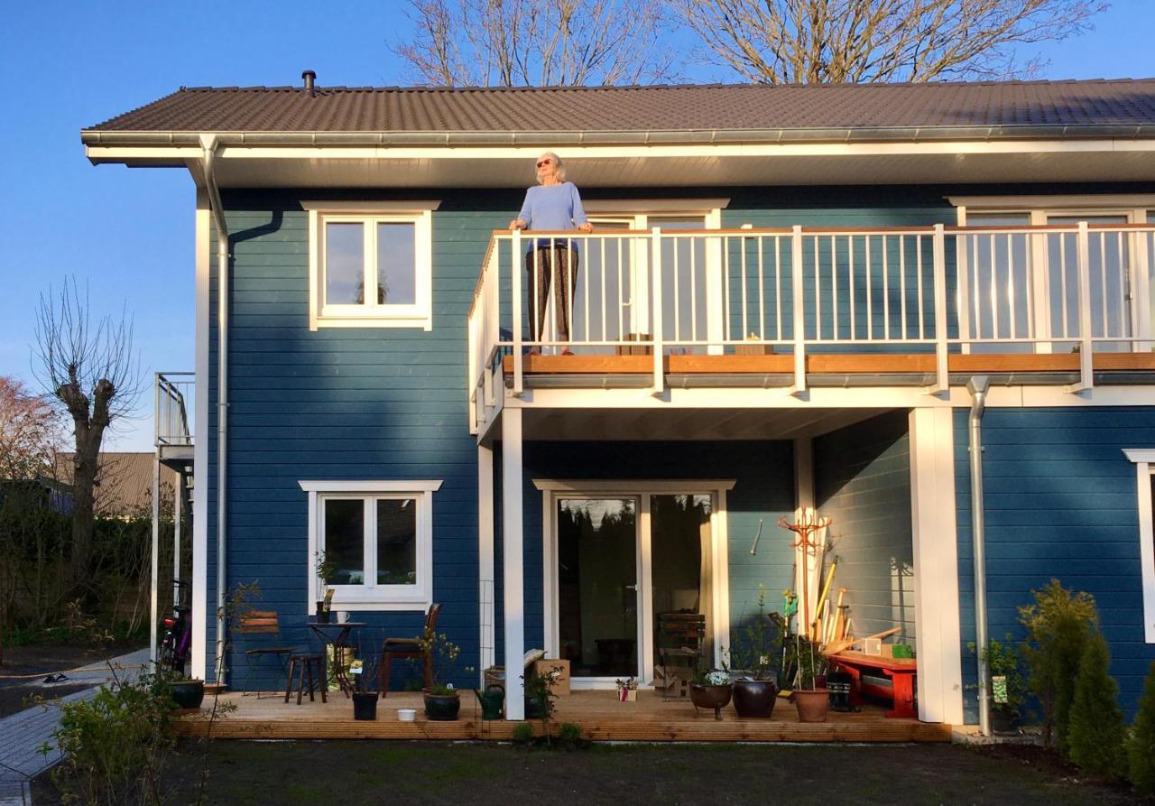 Gemütliche Wohnung mit Sonnenterrasse im blauen Holzhaus Husum  Exterior foto