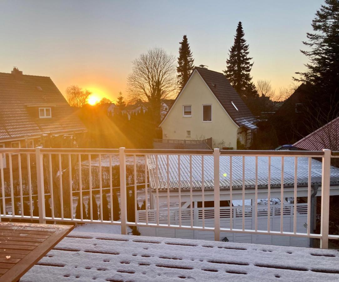 Gemütliche Wohnung mit Sonnenterrasse im blauen Holzhaus Husum  Exterior foto