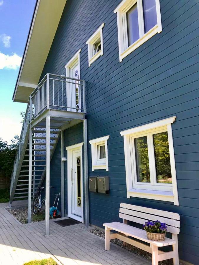 Gemütliche Wohnung mit Sonnenterrasse im blauen Holzhaus Husum  Exterior foto
